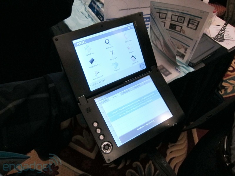 NEC dual-screen tablet otevřený